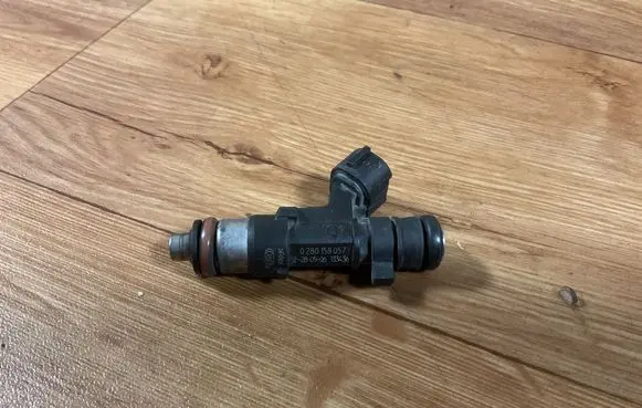Peugeot 307 CC Fuel injector 0280158057