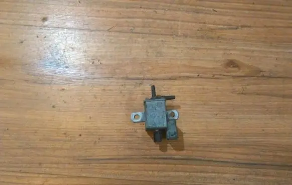 BMW 5 E34 Turbo solenoid valve 2243804c 7.21911.33