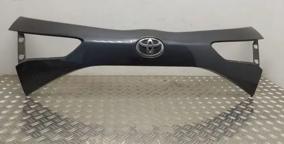 Toyota Yaris Trunk door license plate light bar 768110DA30 768010DB20