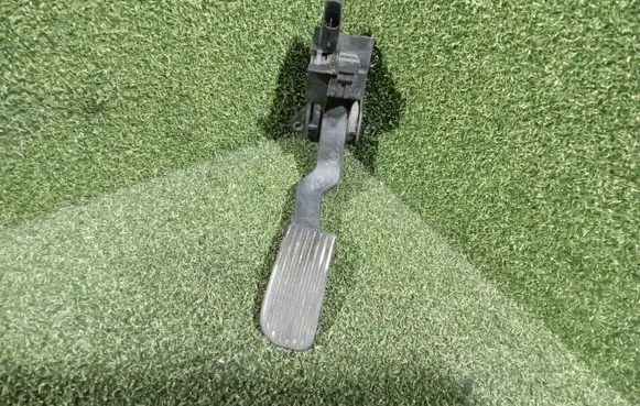 Mercedes-Benz Sprinter W901 W902 W903 W904 Accelerator throttle pedal A9013000404 0281002335
