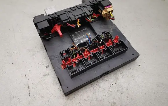 Volkswagen Golf V Fuse module 1K0937049K