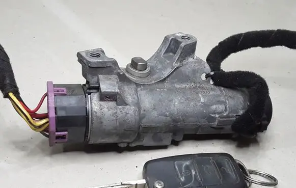 Volkswagen PASSAT B5.5 Ignition lock 4B0905851A
