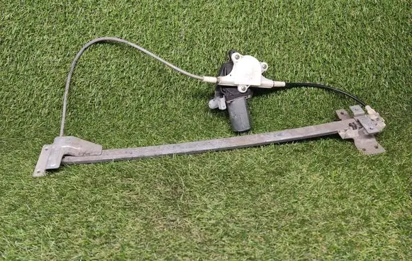 Mercedes-Benz Vito Viano W638 Front door window regulator with motor 0130821666