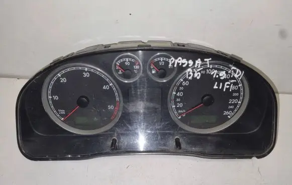 Volkswagen PASSAT B5.5 Speedometer (instrument cluster) 3B0920807A 050502231046 VWZ7Z0B5379820