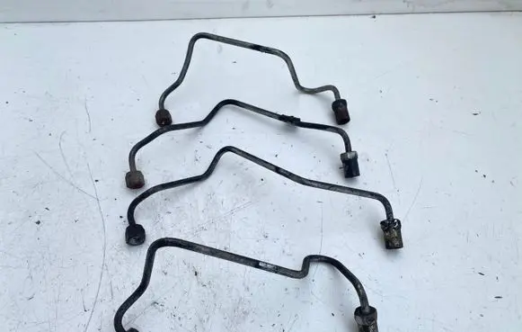 Toyota Avensis T250 Fuel injector supply line/pipe 