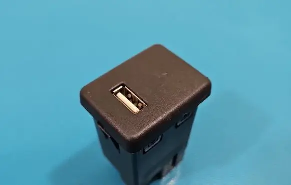 Opel Astra K USB socket connector 39087528 IMPRK1568783
