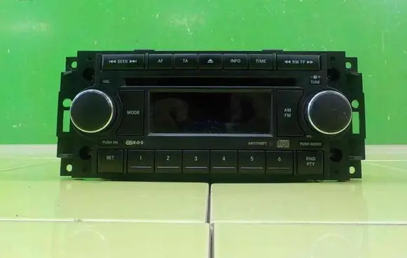 Chrysler 300 - 300C Radio/CD/DVD/GPS head unit P05064067AE