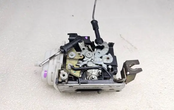 Audi A8 S8 D2 4D Front door lock 8D1837015F