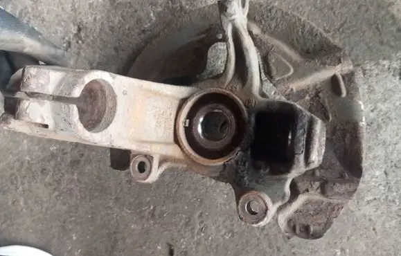 Volvo S60 Front wheel hub 6G913K170A