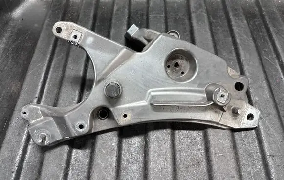 Volvo S90, V90 Fender mounting bracket 31447898