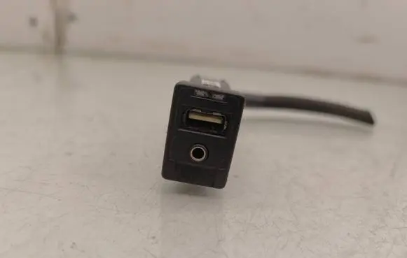 Toyota Auris E180 USB socket connector 861900D030