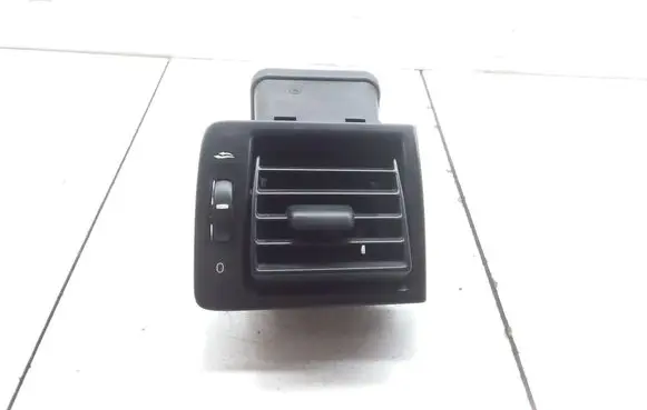 Volvo V50 Dashboard side air vent grill/cover trim Y01103 Y01102