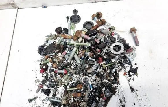 Nissan Leaf I (ZE0) Nuts/bolts 