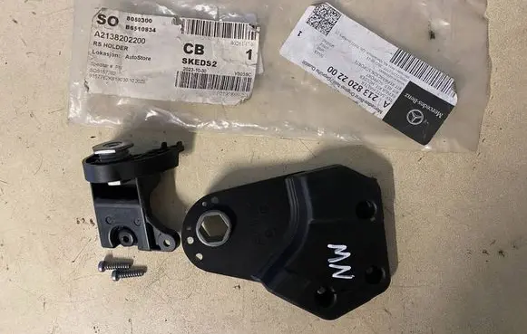 Mercedes-Benz E W213 Headlight/headlamp mounting bracket A2138202200