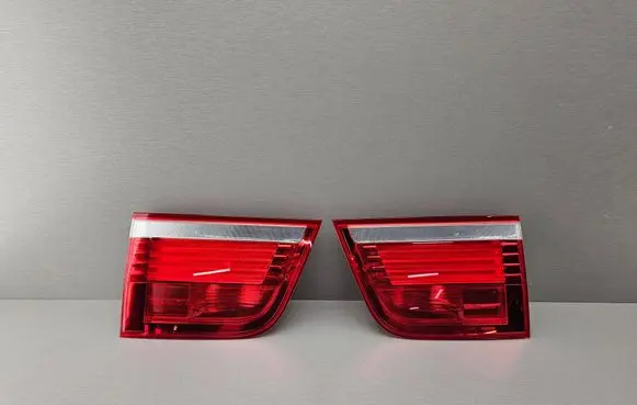 Tailgate rear/tail lights