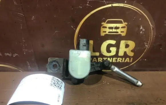 Headlight/headlamp level sensor