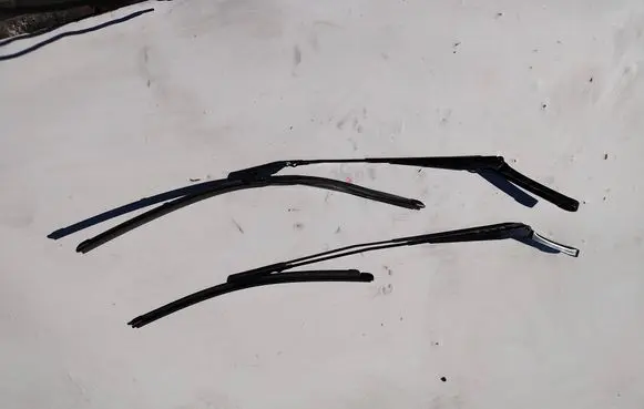 Front wiper blade arm