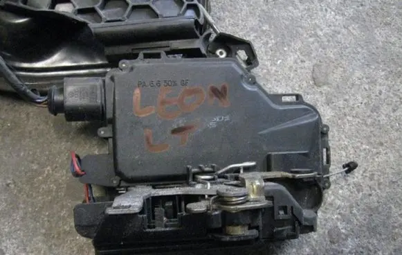 Seat Toledo II (1M) Rear door lock