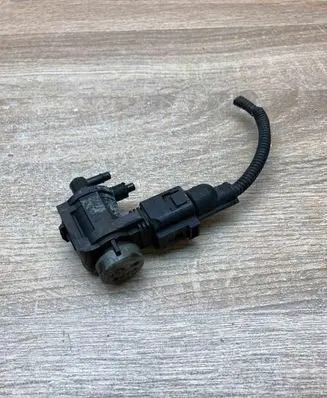 Volkswagen Touran I Turbo solenoid valve 1J0906283C WITHPLUG