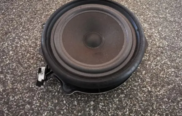 Audi A4 S4 B7 8E 8H Front door speaker 8E0035411