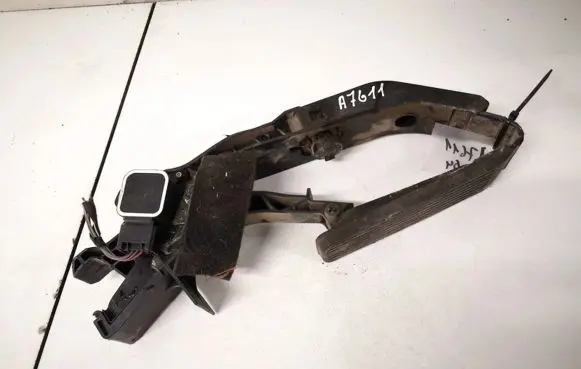 Mercedes-Benz C W203 Accelerator throttle pedal a2033000104