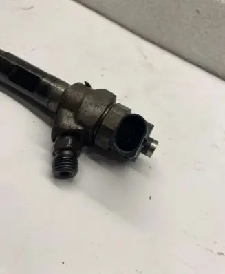 Volkswagen PASSAT B7 Fuel injector 03L190277J 0445110369