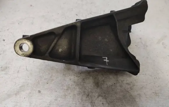 Engine mounting bracket