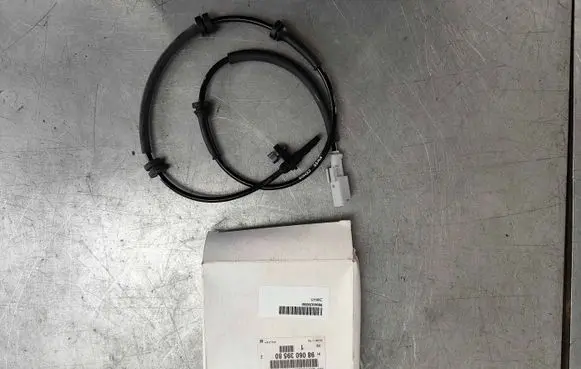 Opel Vivaro ABS brake wheel speed sensor 9806039580