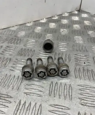 BMW 5 E60 E61 Anti-theft wheel nuts and lock 