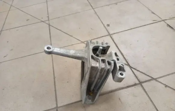 KIA Niro Engine mount bracket 126242 21810G2000 7L180300
