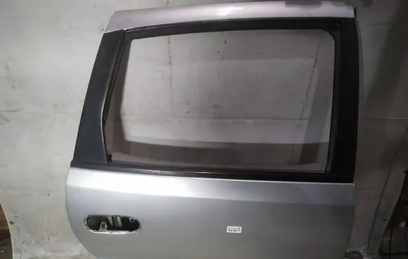 Nissan Almera Tino Rear door pilkos