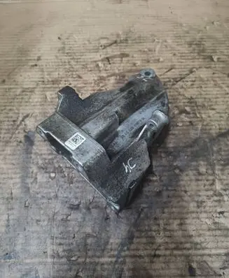 Engine mounting bracket