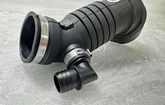Audi A6 S6 C5 4B Turbo air intake inlet pipe/hose 4B0129627A 069129631