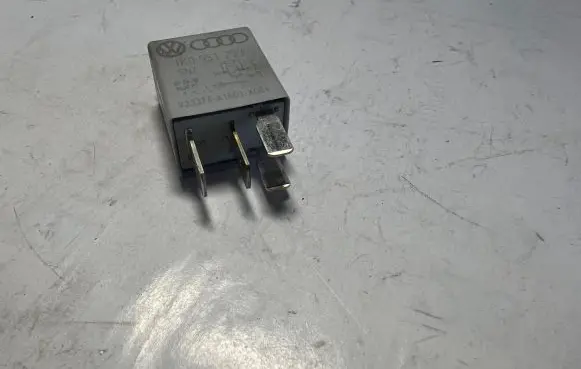 Volkswagen Caddy Other relay 1K0951253 0424P1 V23374A6601X004