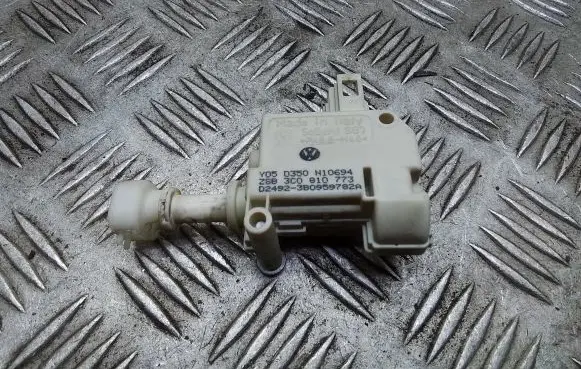 Volkswagen PASSAT B6 Central locking motor 3C0810773