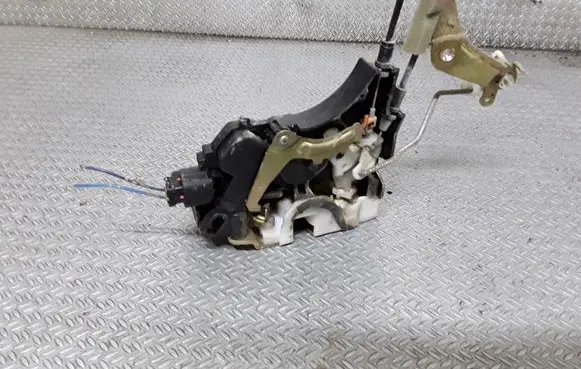 Mitsubishi Grandis Front door lock