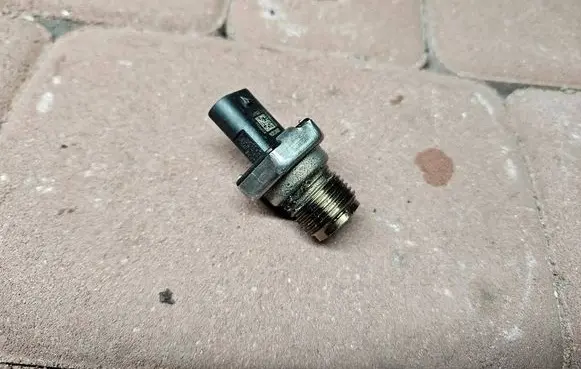 Opel Crossland X Fuel pressure sensor 9810824880
