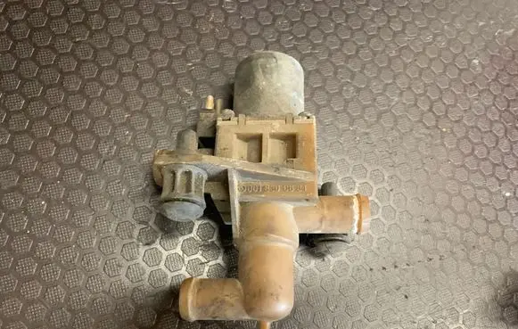 Mercedes-Benz Sprinter W901 W902 W903 W904 Coolant heater control valve 0018300684