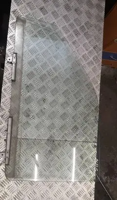 Mitsubishi Pajero Sport I Front door window glass four-door