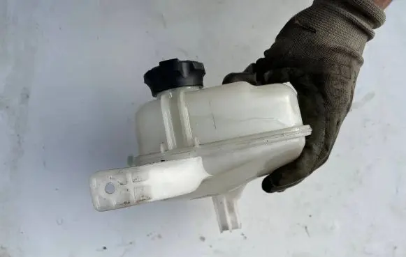 Hyundai i30 Coolant expansion tank/reservoir 25430F2200