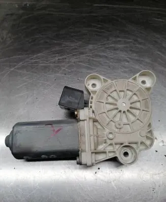Mercedes-Benz C W203 Front door window regulator motor A2118201742