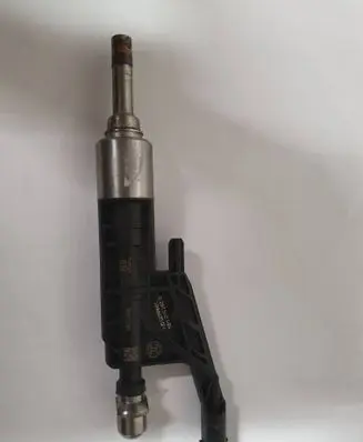 BMW 5 G30 G31 Fuel injector 7639990 22221910