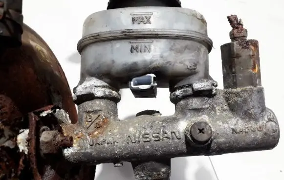 Nissan Sunny Master brake cylinder