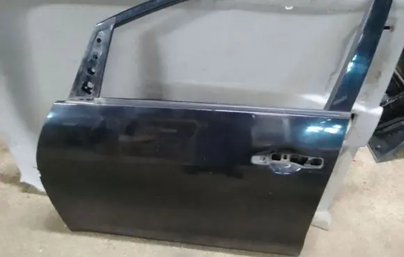 Mitsubishi Grandis Front door