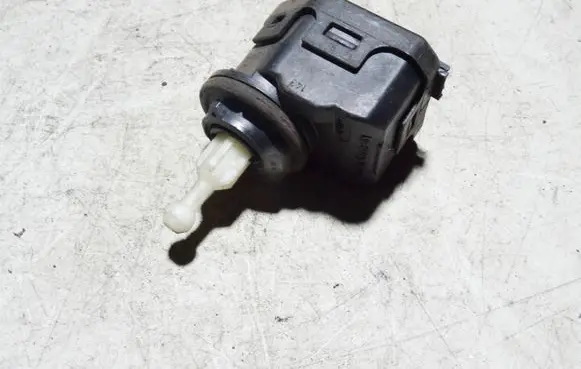 Volkswagen PASSAT B5 Headlight level adjustment motor 1J0941295C