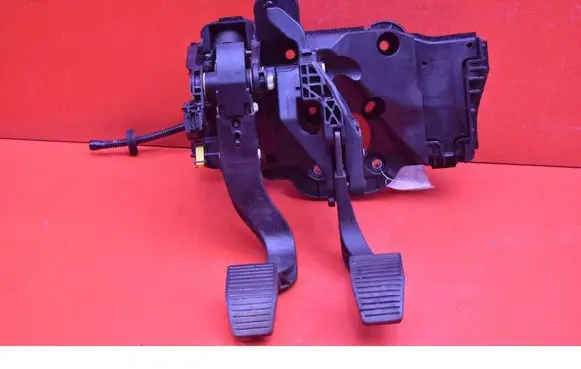 Accelerator throttle pedal