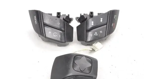 Volvo V70 Steering wheel buttons/switches 8685489