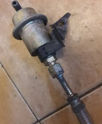 Audi 80 90 B3 Fuel pressure regulator 0438161008 034133534h