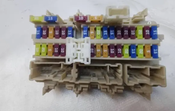 Nissan X-Trail T32 Fuse module C5930 6G05
