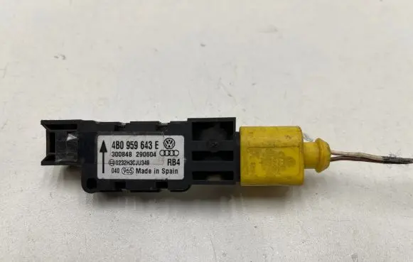 Audi A6 S6 C5 4B Airbag deployment crash/impact sensor 4B0959643E 0232H3CJD349